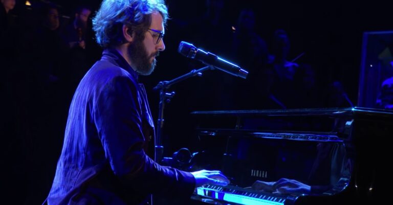 (VIDEO)Josh Groban Performs ‘Bridge Over Troubled Water’ So Beautifully, It Makes The Crowd Weep