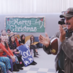 (VIDEO)Students invite school janitor to take a photo with them, but what happens next brings him to tears