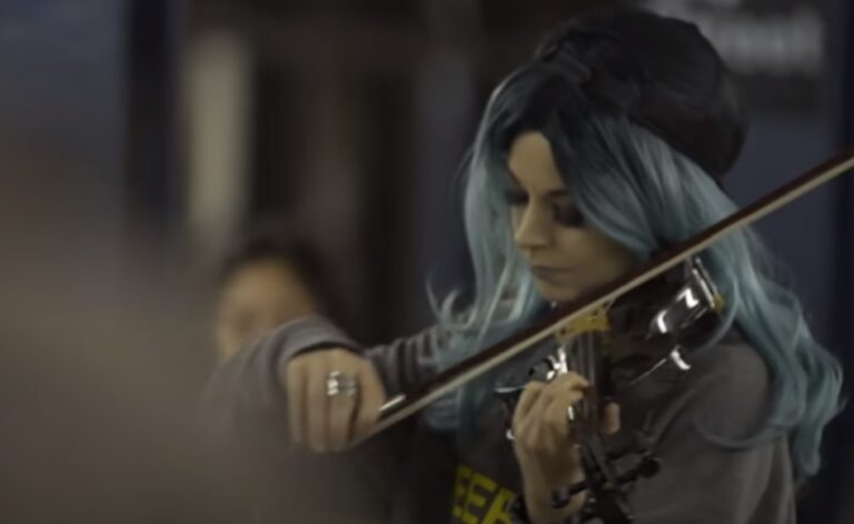 (VIDEO)She Was Playing “Hallelujah” On The Subway. But When She Did THIS, I Lost My Mind!