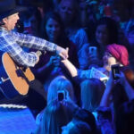 (VIDEO)Garth Brooks spots woman holding sign ― when he reads it, he walks off stage