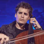 (VIDEO)Cellists Booed on Stepping onto The Stage, Then Stun Their Audience Into Silence