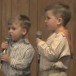 (VIDEO)Little brothers sing classic hymn, their voices will melt your heart!