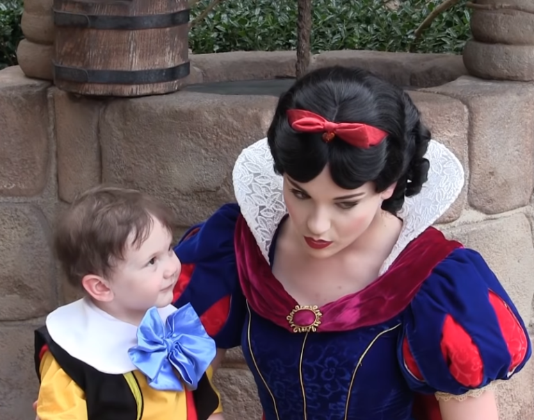 (VIDEO)Little Boy Who Affected By Autism Loves Snow White, However, What She Did Next Left His Mom Crying!