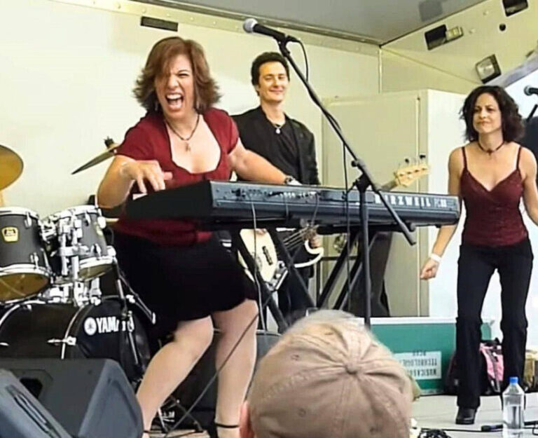 (VIDEO)At the Blues Festival, a Woman Rocks the Crowd Like No Other Boogie Woogie