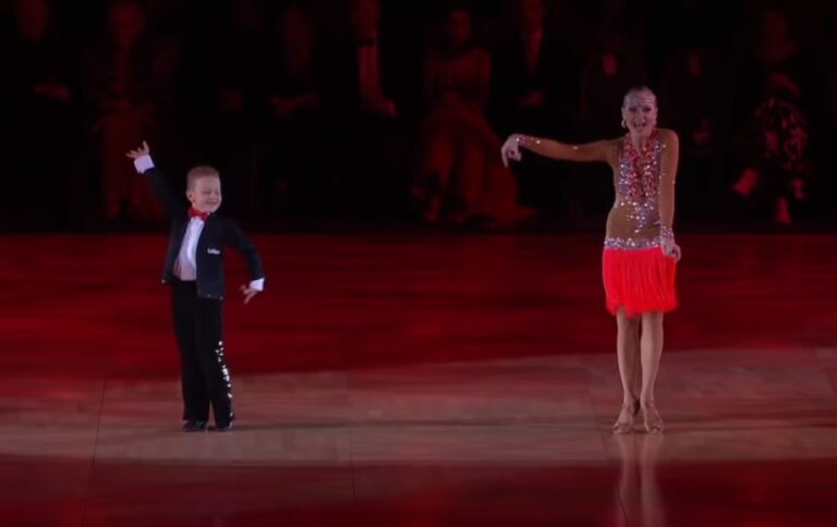 (VIDEO)She Came Onstage and Start Dancing…But when his Son Join Her! UNBELIEVABLE!