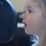 (VIDEO)Dad asks his 3-year-old to sing. When she steps up to the mic I was blown away!