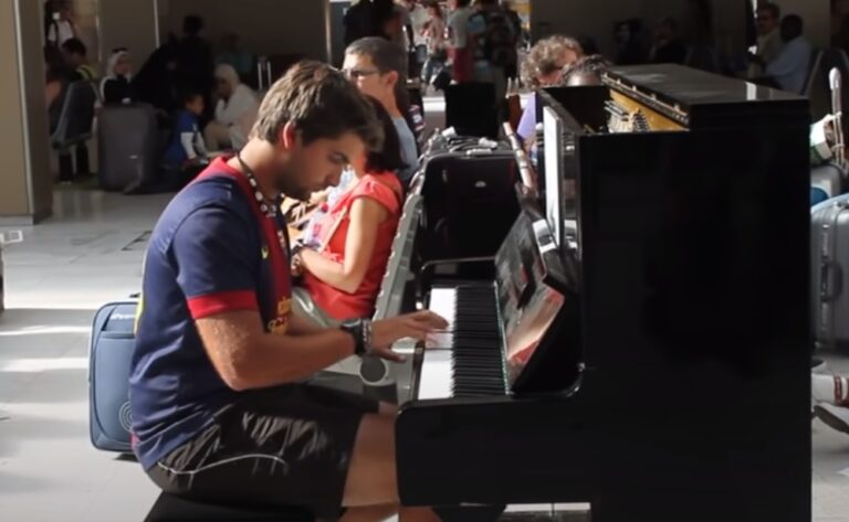 (VIDEO)A Musician Was Playing A Public Piano. But Then A Stranger Cuts In And Leaves Everyone In Awe