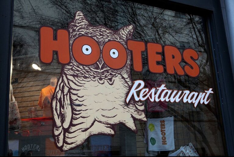 (VIDEO)Hooters waitress claims wearing one accessory bagged her $700 in tips on a single shift