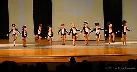 (VIDEO)Kindergarteners melt hearts with their penguin dance