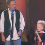 (VIDEO)Art Garfunkel’s son runs on stage and steals the show