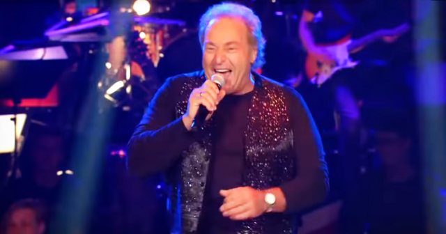 62-Year-Old Belts Out Tom Jones Hit, Within Seconds Everyone Is Dancing On “The Voice Senior”