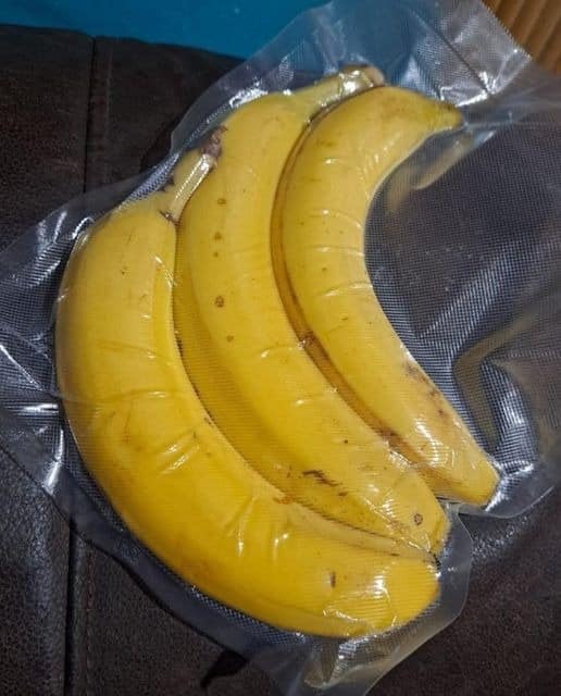 I vacuum sealed 3 bananas for no reason. When I cut those and what I saw inside left me speechless…