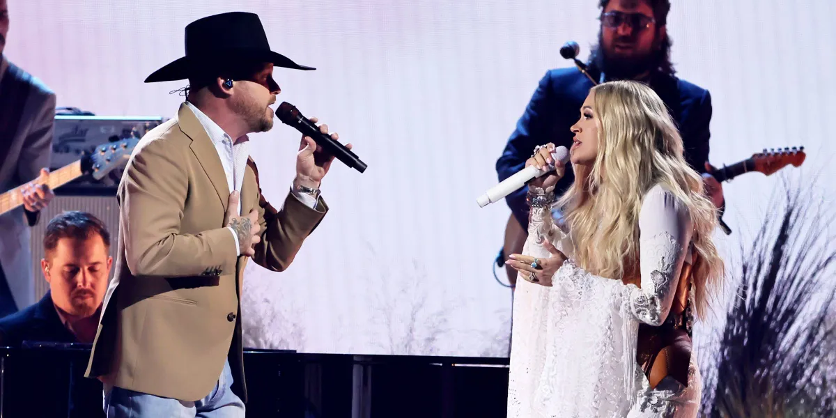 ‘Huge’ Lips and Belly ‘Bump’: Carrie Underwood’s Surprise Appearance at the 2024 CMA Awards Sparks Discussion