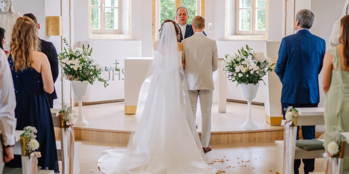 I Noticed Something Odd About the Bride at My Best Friend’s Wedding – When I Lifted Her Dress, Everyone Was Left in Shock