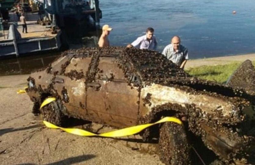 Shock Discovery! He Accidentally Found a Car at the Bottom of the River and Called the Police