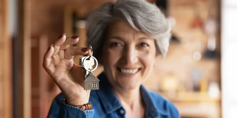 I Rented a Room from a Sweet Old Lady — but One Look at the Fridge the Next Morning Made Me Pack My Bags