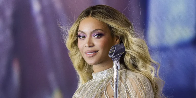 ‘That Looks Painful!’: Observant Viewers Notice Beyoncé’s Wardrobe Malfunction at the Grammys – Photos