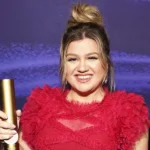 Users Are Stunned by Kelly Clarkson’s Weight Loss, as She Looks ‘Like a Different Person’ – Her Before & After Pics