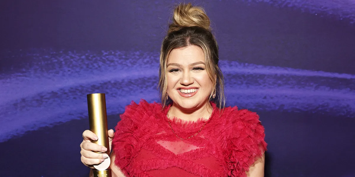 Users Are Stunned by Kelly Clarkson’s Weight Loss, as She Looks ‘Like a Different Person’ – Her Before & After Pics