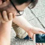 Man Finds a Smashed Phone on the Roadside—When He Inserts the SIM Card Into His Own Phone and Calls ‘Daughter,’ His Heart Stops