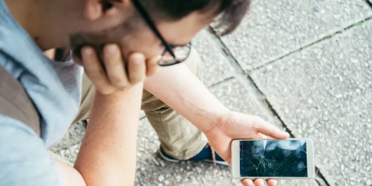 Man Finds a Smashed Phone on the Roadside—When He Inserts the SIM Card Into His Own Phone and Calls ‘Daughter,’ His Heart Stops