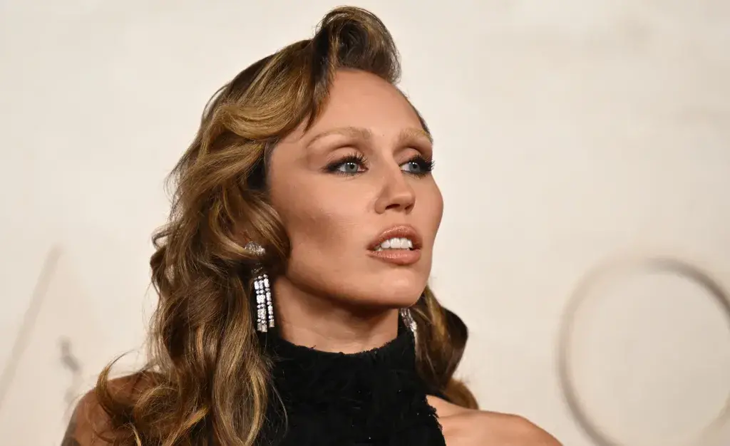 Miley Cyrus commanded attention with her striking appearance at the 2025 Oscars.