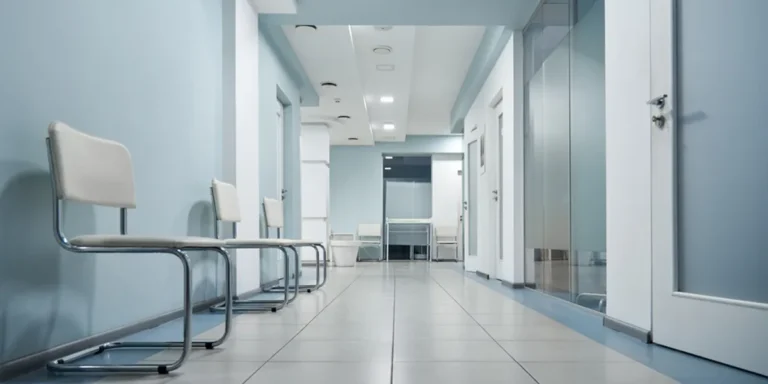 I Accidentally Saw My Husband Sitting in a Hospital Line & Got a Text from Him the Next Moment – My World Shattered