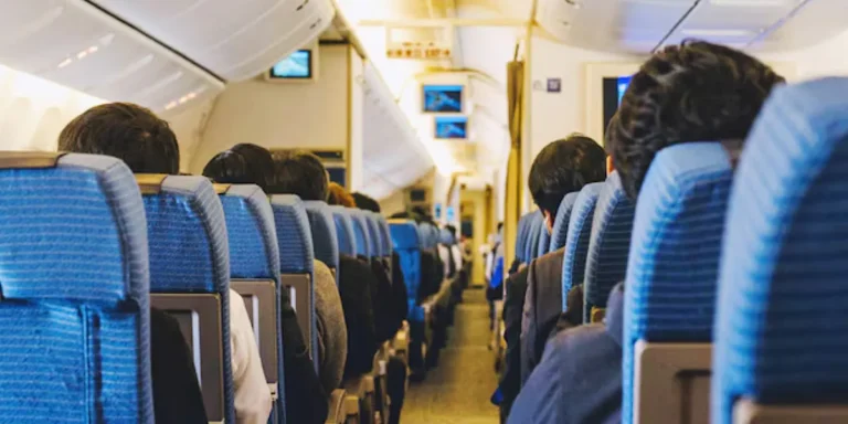 Business Class Passenger Mocked Me For Looking Like ‘Homeless’ — By The Time We Landed, The Entire Cabin Gave Me A Standing Ovation