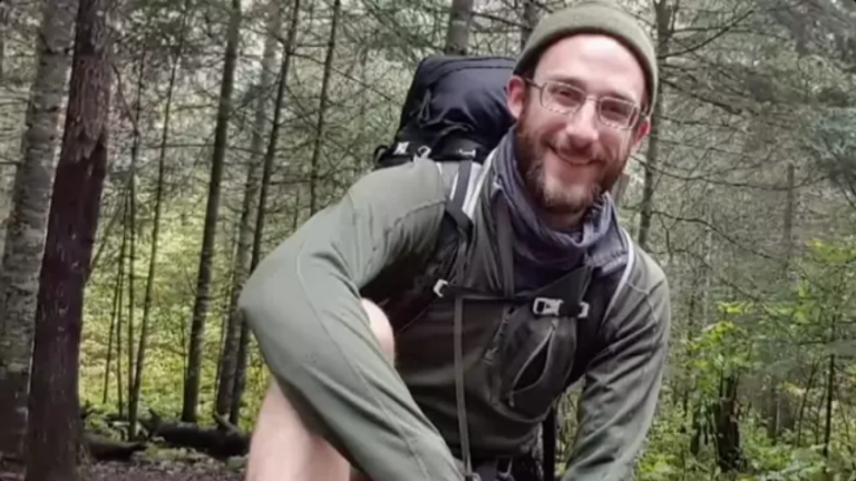 Family speaks out after anti-ICE protester fatally shot by feds identified as ICU nurse Alex Pretti