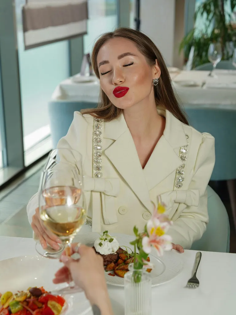 Rich Women Mocked a Waitress for ‘Smelling Poor’ – But Then My Boyfriend Stood up and Taught Them a Valuable Lesson
