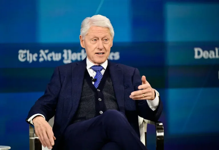 (VIDEO)Forensic expert spots moment that left Bill Clinton ‘more uncomfortable than ever’ during Epstein deposition
