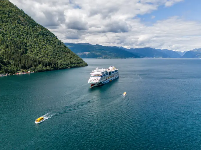 Cruise ship worker issues major warning about sleeping with other passengers on board