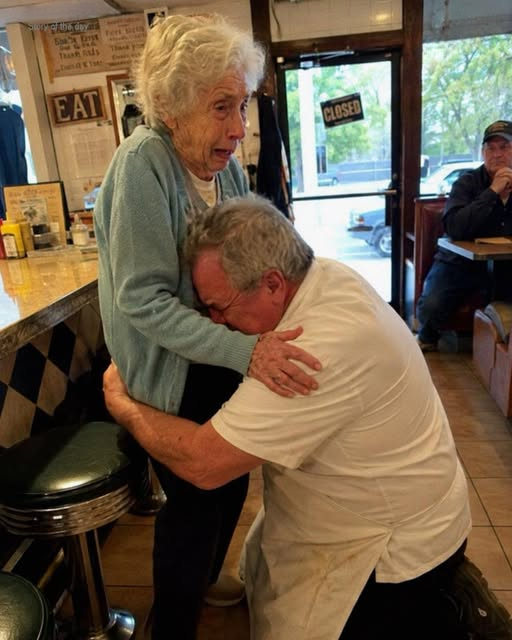 The Hostess Refused to Seat My Elderly Mother Because We ‘Didn’t Look like We Could Afford the Bill’ – 10 Minutes Later, the Owner Came Rushing from the Kitchen in Tears