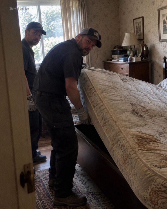 My Parents Slept on the Same Mattress for 31 Years – The Delivery Man Propped It Up and Called Me